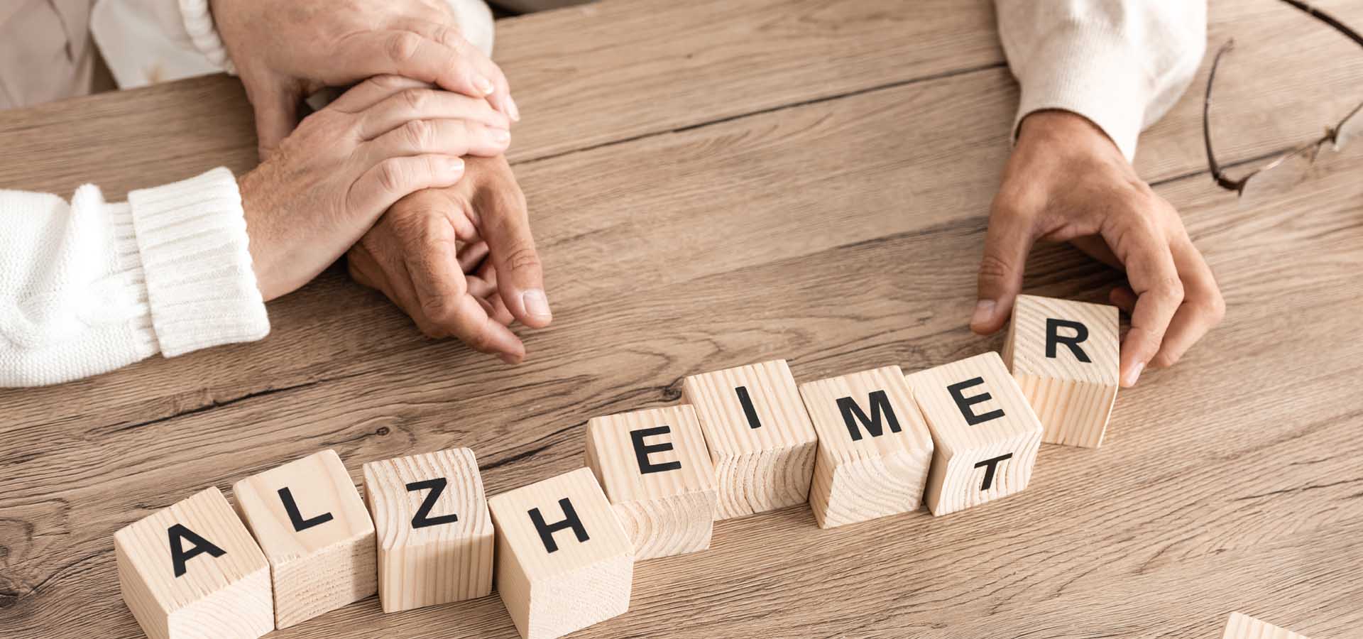 Klötzchen bilden das Wort Alzheimer