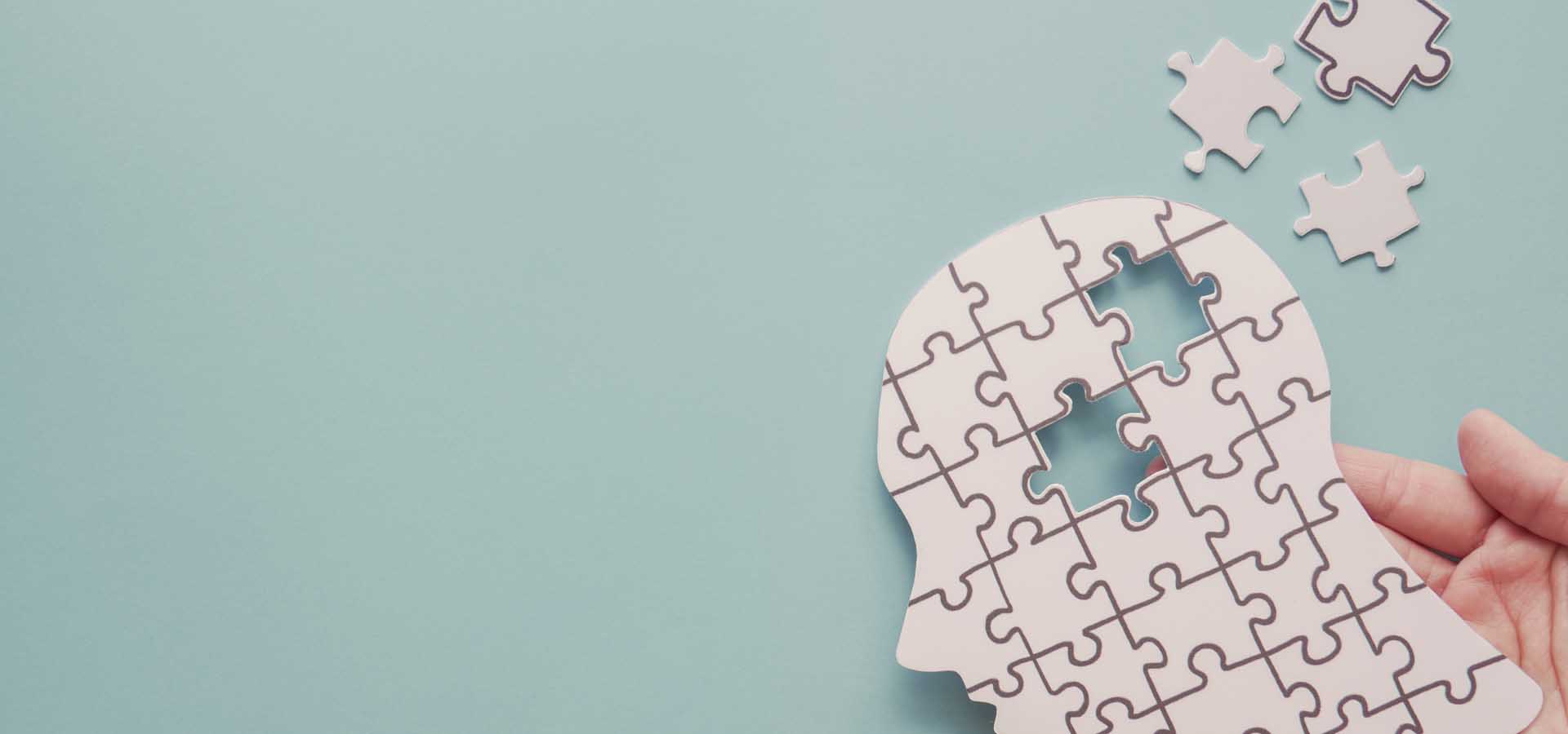 Puzzle in Kopfform mit fehlenden Teilen